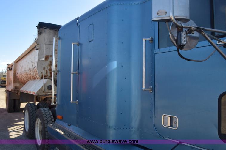 image for item K4286 1990 Freightliner FLD semi truck