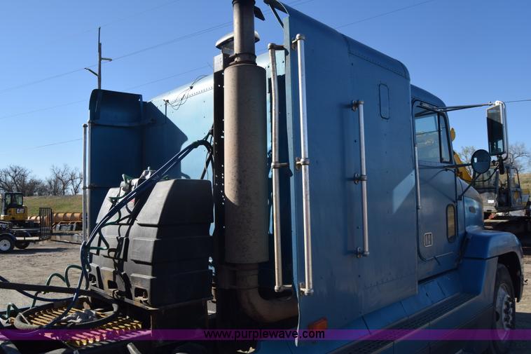 image for item K4286 1990 Freightliner FLD semi truck