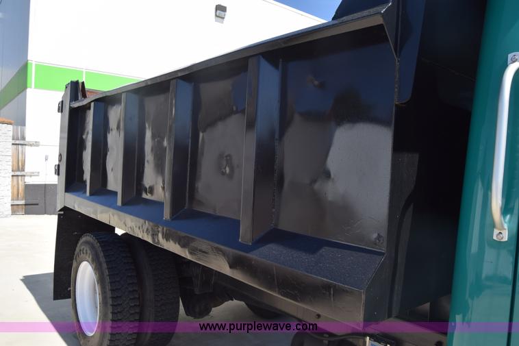 image for item K4443 2001 International 4900 dump truck