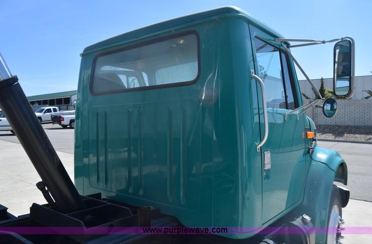 image for item K4443 2001 International 4900 dump truck