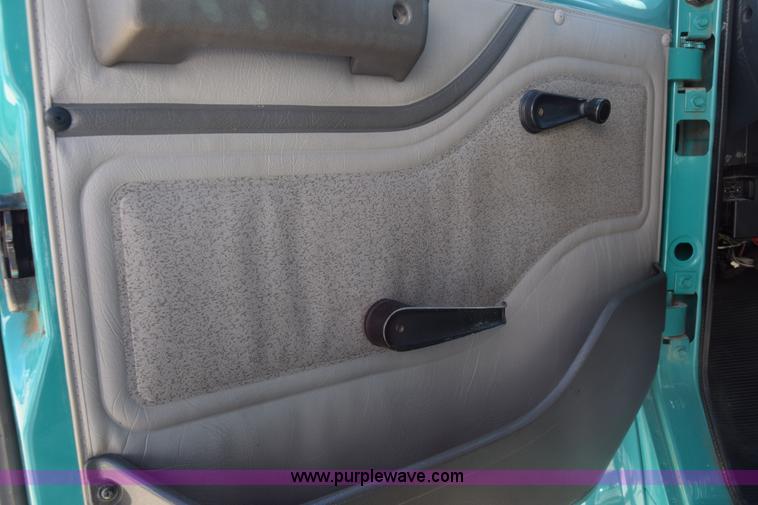 image for item K4443 2001 International 4900 dump truck