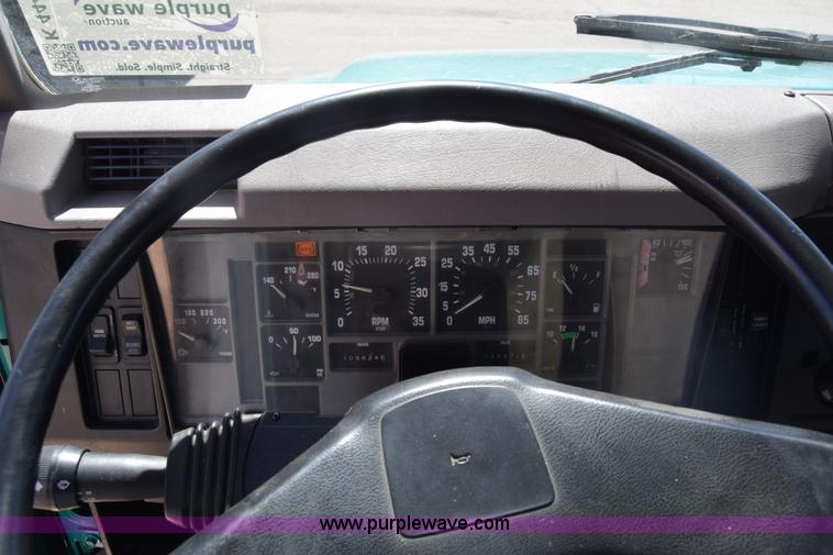 image for item K4443 2001 International 4900 dump truck