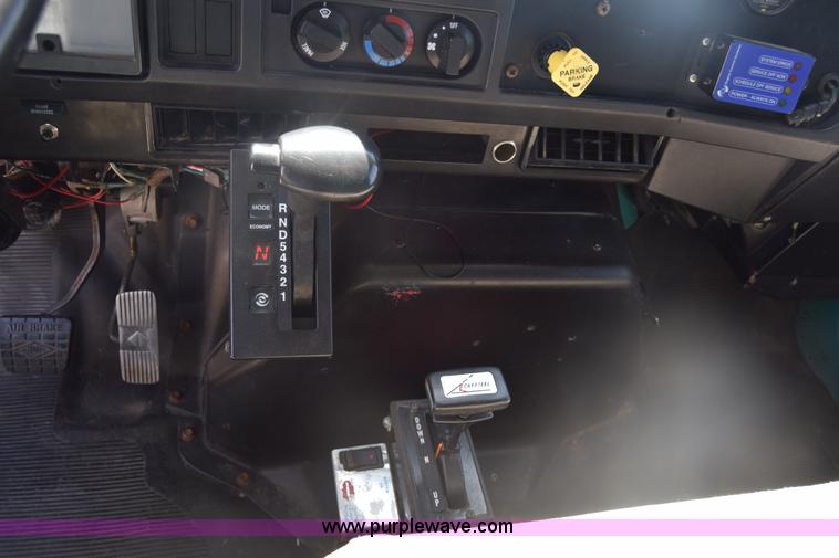 image for item K4443 2001 International 4900 dump truck