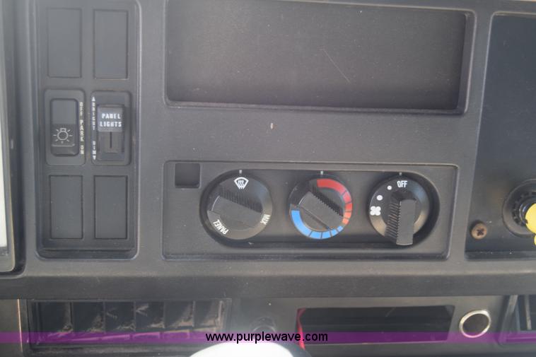 image for item K4443 2001 International 4900 dump truck