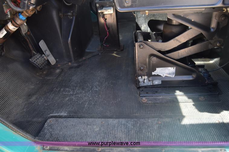 image for item K4443 2001 International 4900 dump truck