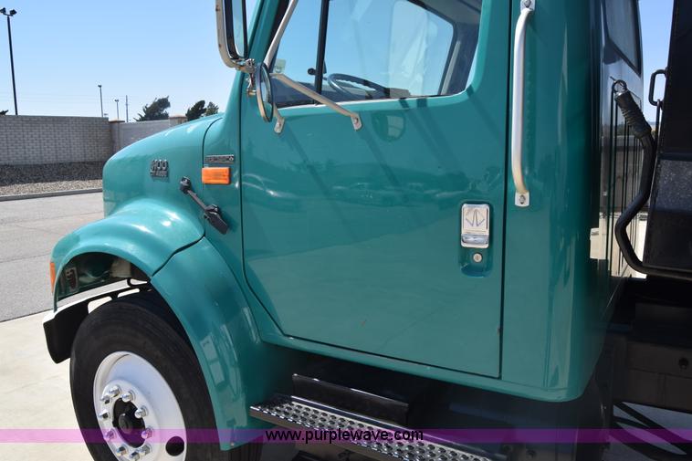 image for item K4443 2001 International 4900 dump truck