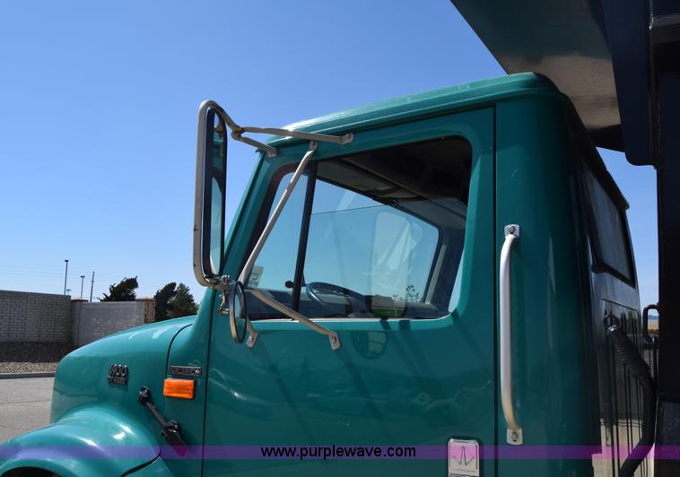 image for item K4443 2001 International 4900 dump truck