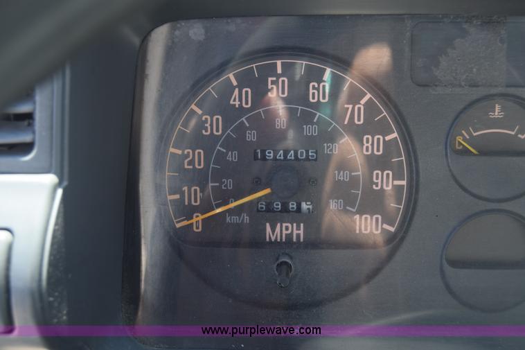 image for item K4444 1995 Isuzu NPR box truck