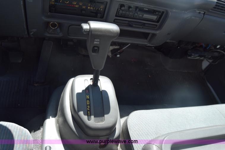 image for item K4444 1995 Isuzu NPR box truck