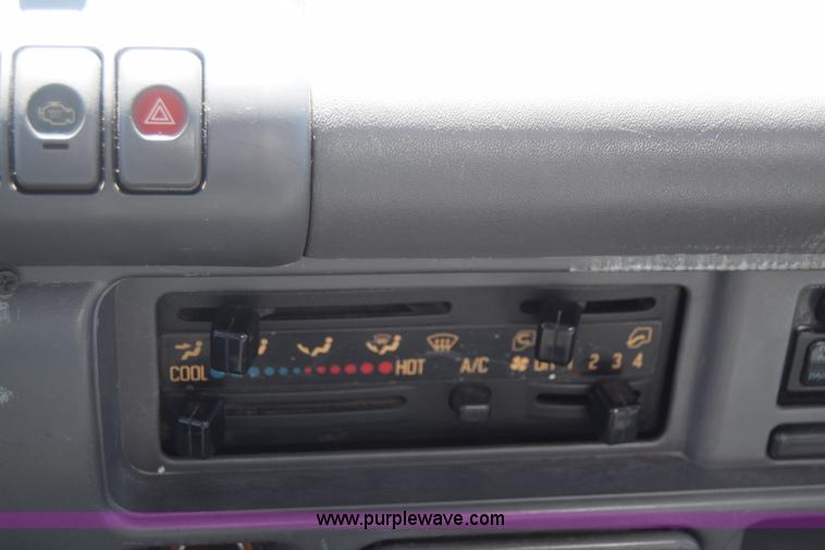 image for item K4444 1995 Isuzu NPR box truck