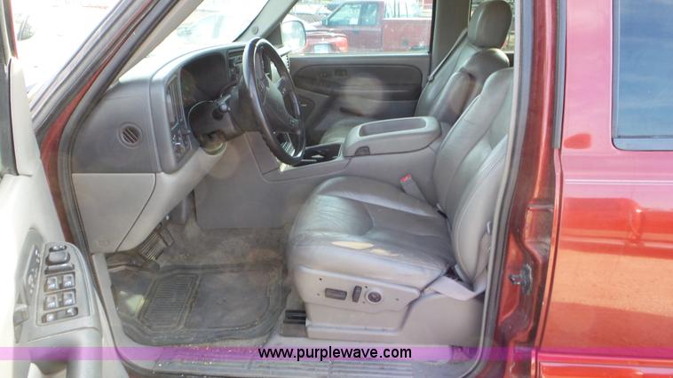 image for item K6882 2003 Chevrolet Suburban 1500 SUV