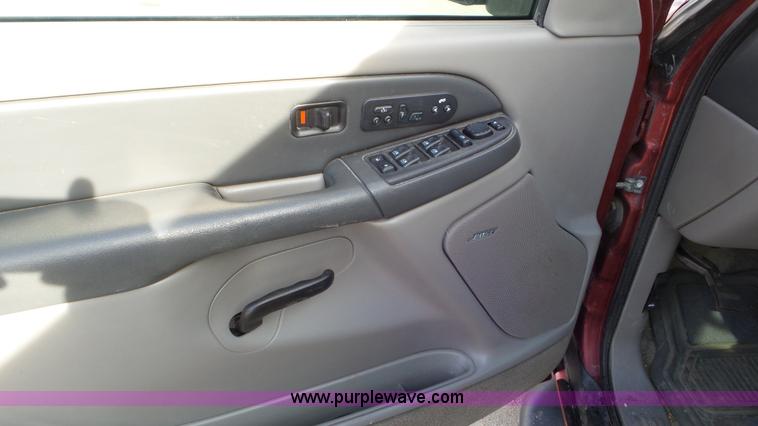 image for item K6882 2003 Chevrolet Suburban 1500 SUV