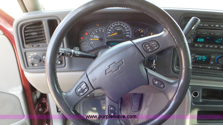 image for item K6882 2003 Chevrolet Suburban 1500 SUV