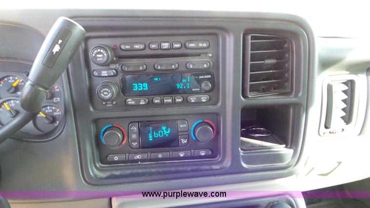 image for item K6882 2003 Chevrolet Suburban 1500 SUV