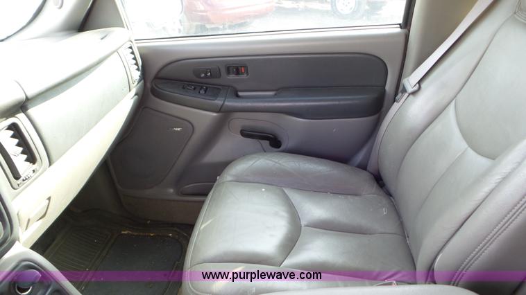 image for item K6882 2003 Chevrolet Suburban 1500 SUV