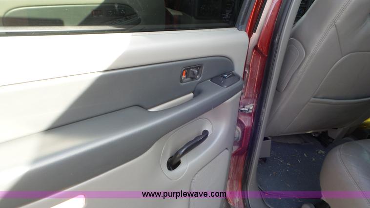 image for item K6882 2003 Chevrolet Suburban 1500 SUV