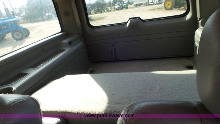 image for item K6882 2003 Chevrolet Suburban 1500 SUV