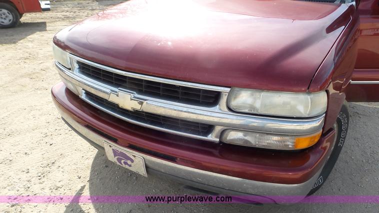 image for item K6882 2003 Chevrolet Suburban 1500 SUV