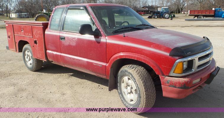 image for item K6884 1994 Chevrolet S10 Ext. Cab utility truck
