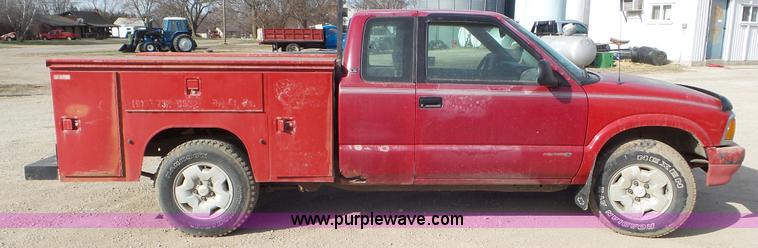 image for item K6884 1994 Chevrolet S10 Ext. Cab utility truck
