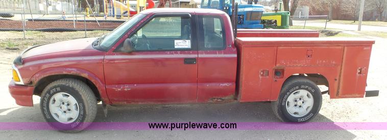 image for item K6884 1994 Chevrolet S10 Ext. Cab utility truck