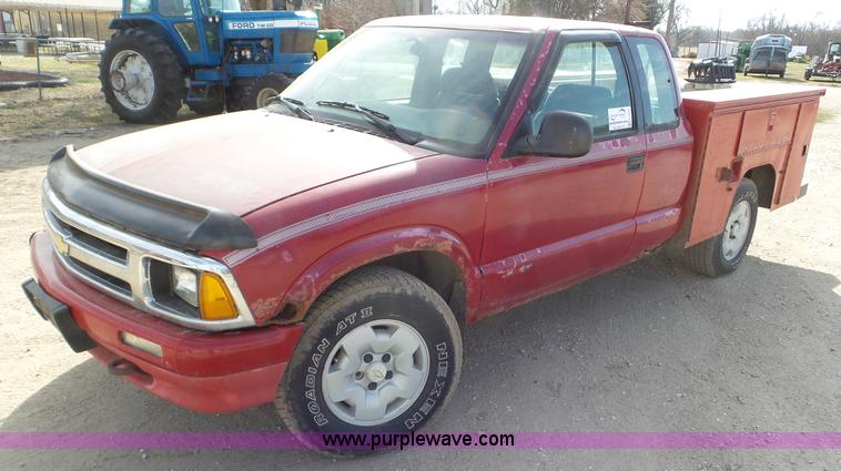 image for item K6884 1994 Chevrolet S10 Ext. Cab utility truck