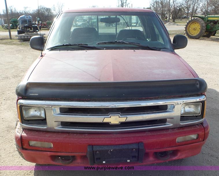 image for item K6884 1994 Chevrolet S10 Ext. Cab utility truck