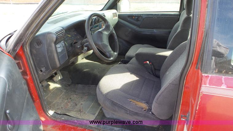 image for item K6884 1994 Chevrolet S10 Ext. Cab utility truck