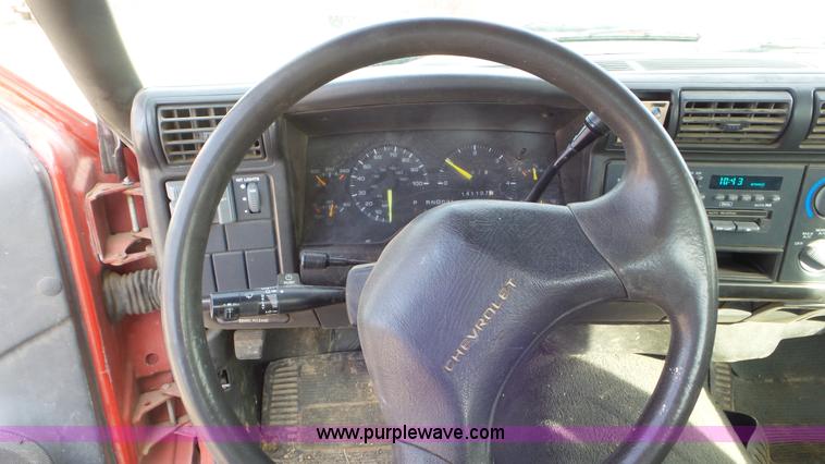 image for item K6884 1994 Chevrolet S10 Ext. Cab utility truck