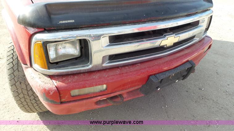 image for item K6884 1994 Chevrolet S10 Ext. Cab utility truck