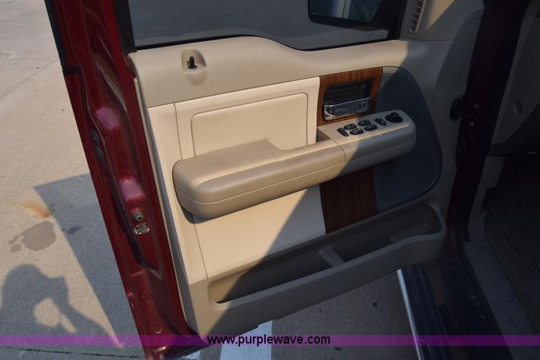 image for item K8524 2004 Ford F150 SuperCrew pickup truck