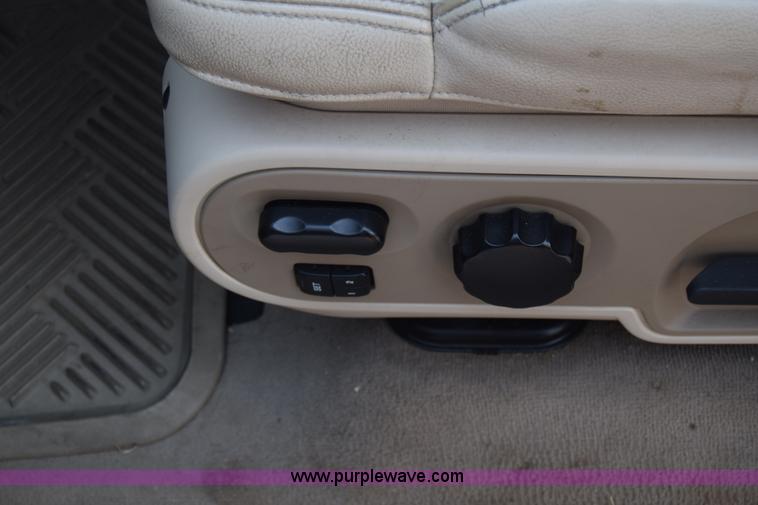 image for item K8524 2004 Ford F150 SuperCrew pickup truck