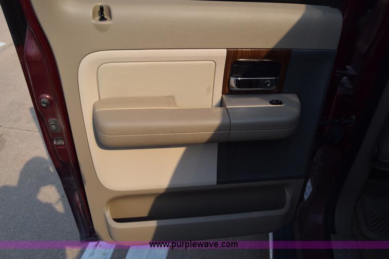 image for item K8524 2004 Ford F150 SuperCrew pickup truck