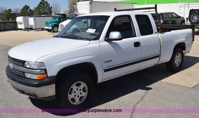 image for item K8579 2000 Chevrolet Silverado 1500 Ext. Cab pickup truck