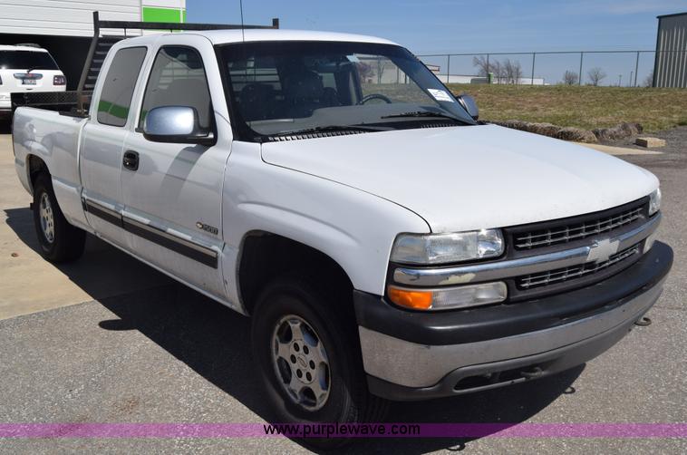 image for item K8579 2000 Chevrolet Silverado 1500 Ext. Cab pickup truck
