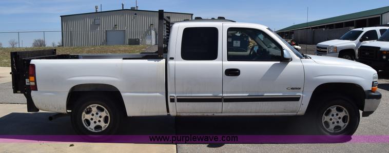 image for item K8579 2000 Chevrolet Silverado 1500 Ext. Cab pickup truck