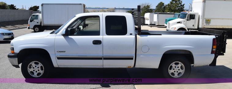 image for item K8579 2000 Chevrolet Silverado 1500 Ext. Cab pickup truck