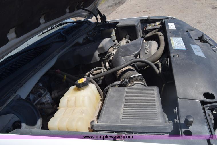 image for item K8579 2000 Chevrolet Silverado 1500 Ext. Cab pickup truck