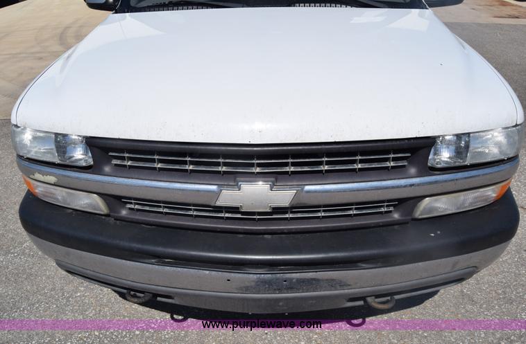 image for item K8579 2000 Chevrolet Silverado 1500 Ext. Cab pickup truck