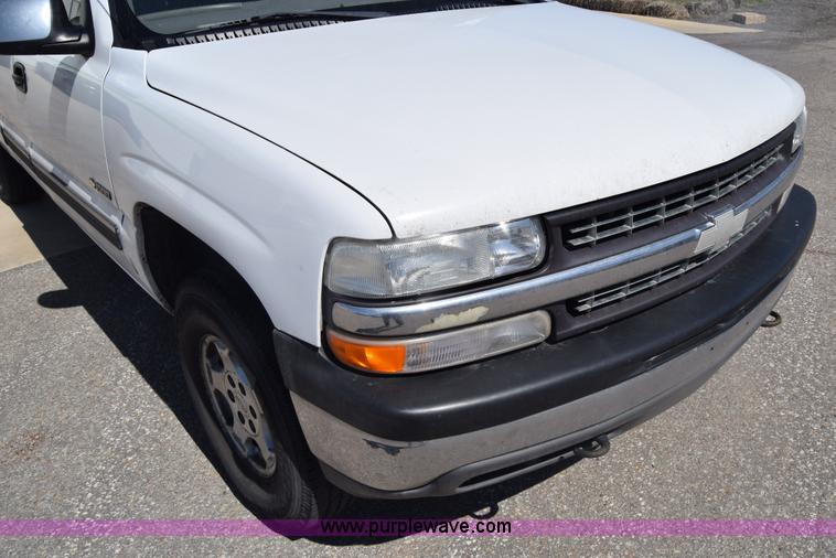 image for item K8579 2000 Chevrolet Silverado 1500 Ext. Cab pickup truck