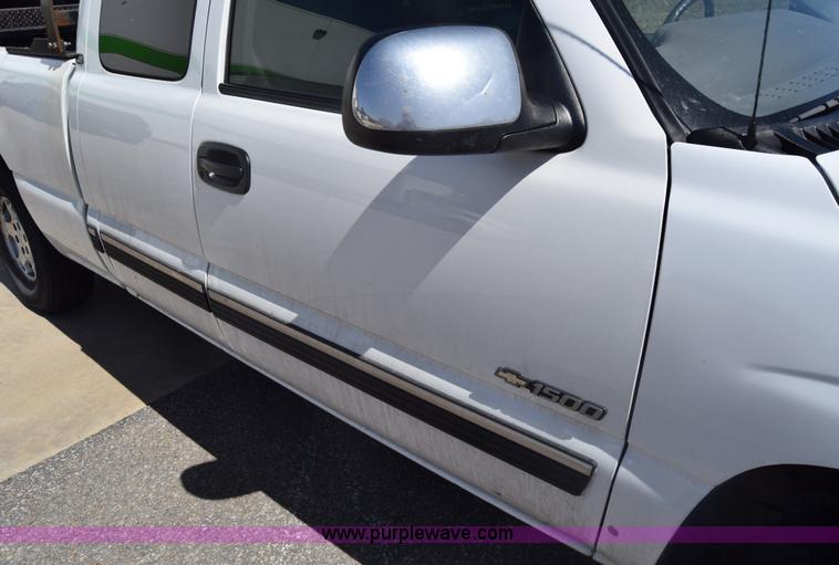 image for item K8579 2000 Chevrolet Silverado 1500 Ext. Cab pickup truck