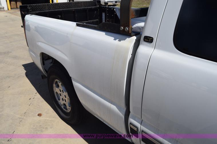 image for item K8579 2000 Chevrolet Silverado 1500 Ext. Cab pickup truck