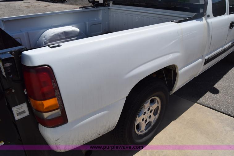 image for item K8579 2000 Chevrolet Silverado 1500 Ext. Cab pickup truck