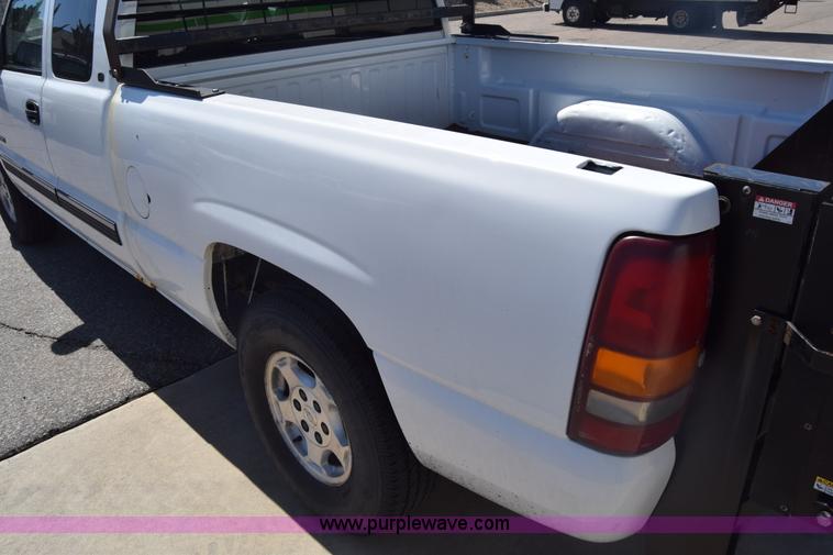 image for item K8579 2000 Chevrolet Silverado 1500 Ext. Cab pickup truck