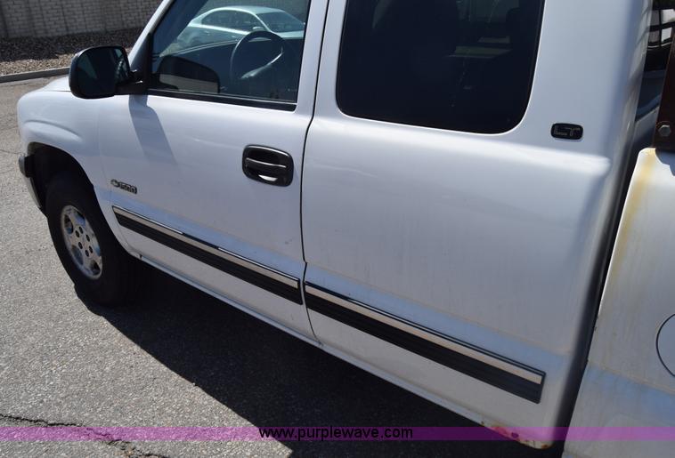 image for item K8579 2000 Chevrolet Silverado 1500 Ext. Cab pickup truck