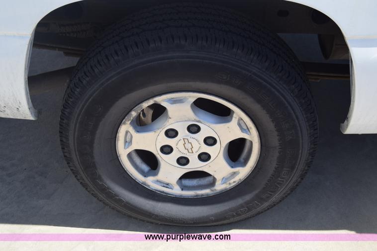 image for item K8579 2000 Chevrolet Silverado 1500 Ext. Cab pickup truck