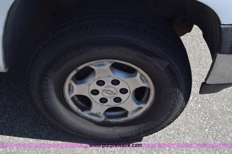 image for item K8579 2000 Chevrolet Silverado 1500 Ext. Cab pickup truck