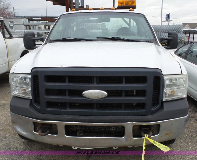 image for item L1320 2006 Ford F250 Super Duty utility truck