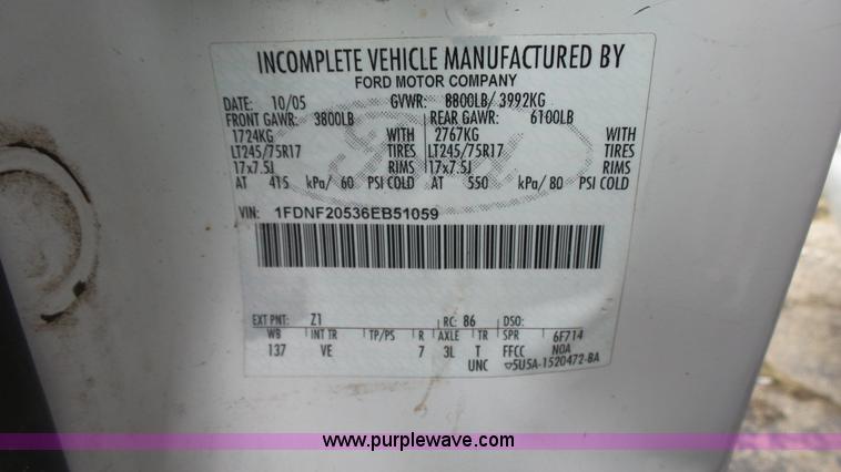 image for item L1320 2006 Ford F250 Super Duty utility truck