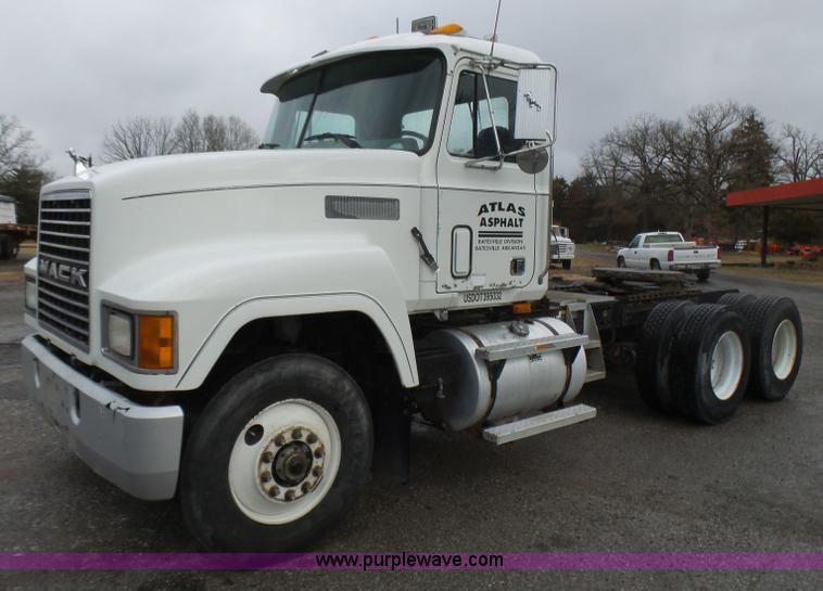 image for item L5439 1993 Mack CH613 semi truck
